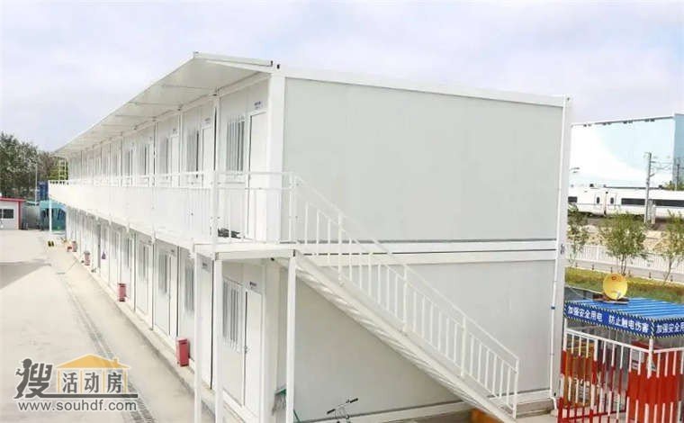 白色雙層集裝箱房子中鐵項(xiàng)目部